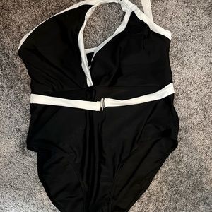 Rotita contrast cut out one piece swim suit